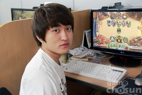 Flash_is_playing_Hearthstone